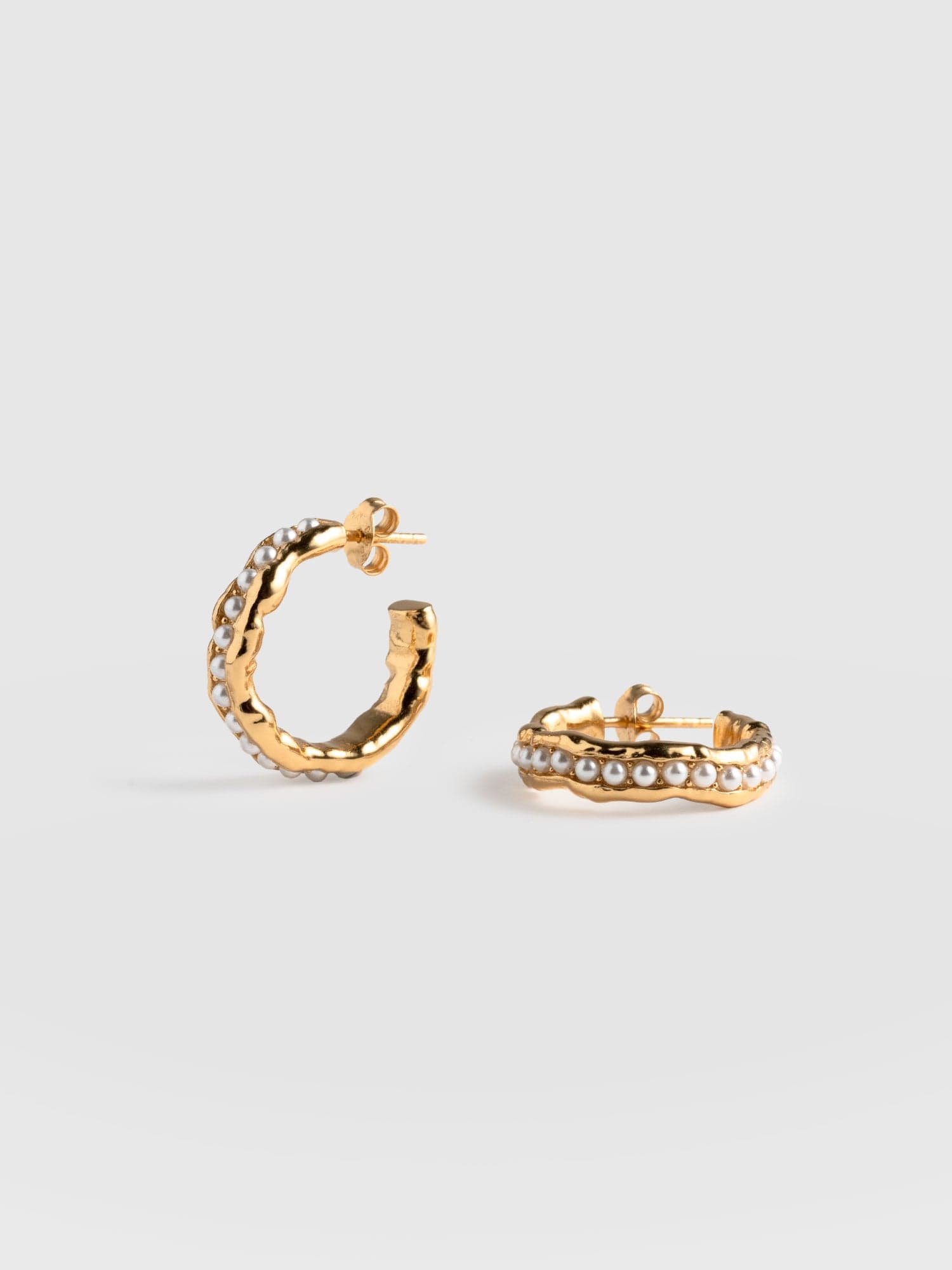 Jacqueline Molten Pearl Hoop Earrings Gold - Women's Jewellery | Saint + Sofia® USA